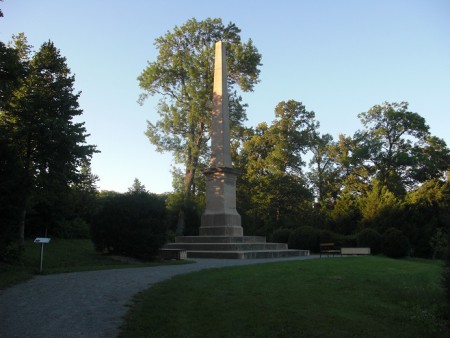 Obelisk am Rande des Schlossparks