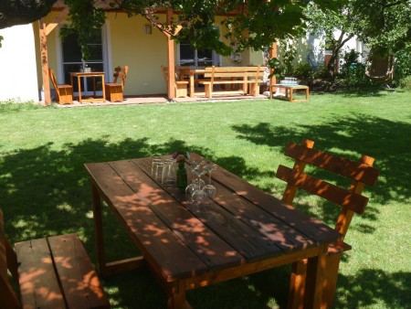 Schattige Laube nahe dem Steinofen